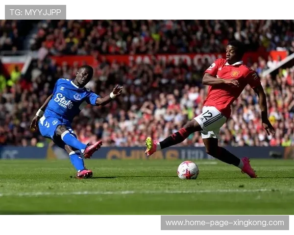 拉什福德禁区外劲射破门曼联领先